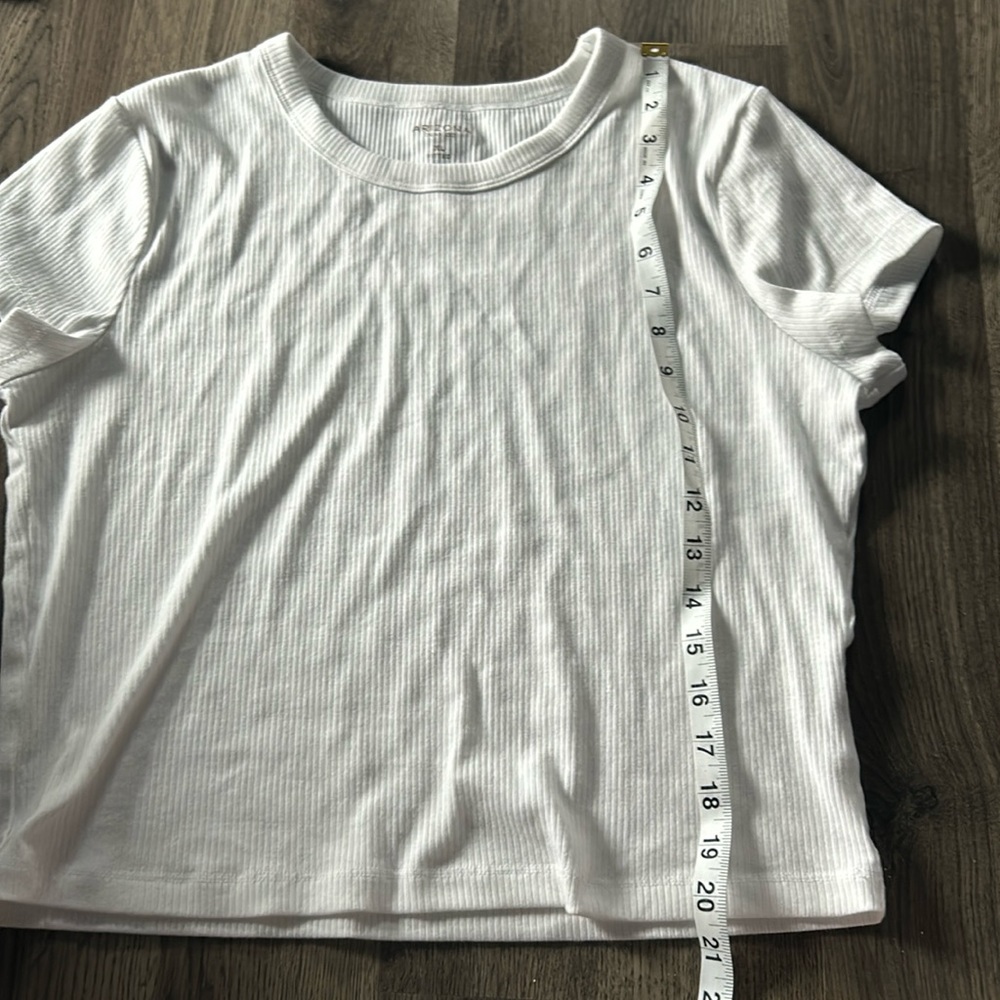 arizona jean co. white fitted ribbed baby tee/ crop top.